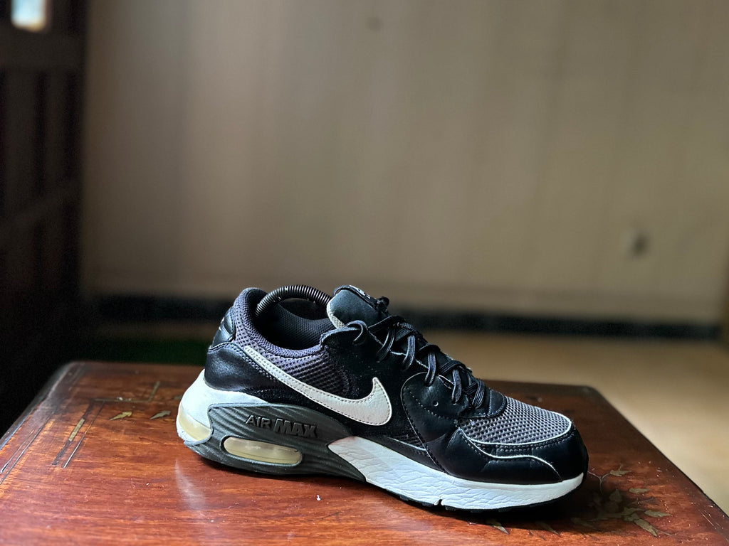 ORIGINAL Nike AirMax Excee Black/White Uk size: 7.5 Eu: 42
