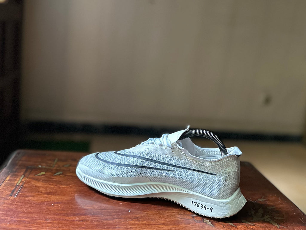 ORIGINAL Nike ZoomX StreakFly White Black Photon Dust Uk size: 6 Eu: 40