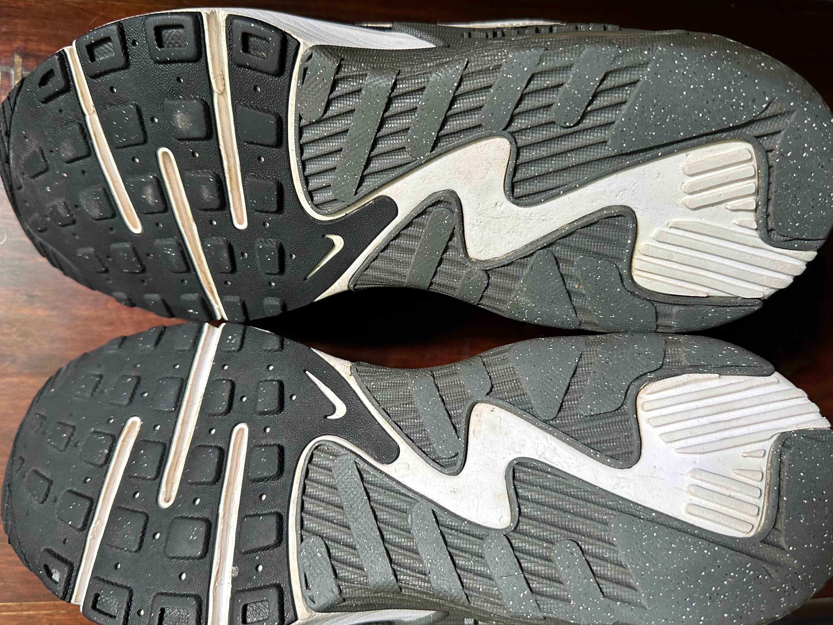 ORIGINAL Nike AirMax Excee Black/White Uk size: 7.5 Eu: 42