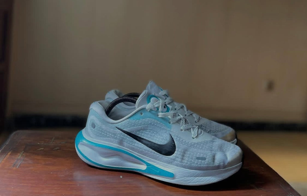 ORIGINAL Nike Journey Run Grey Aluminium Blue Lightning
