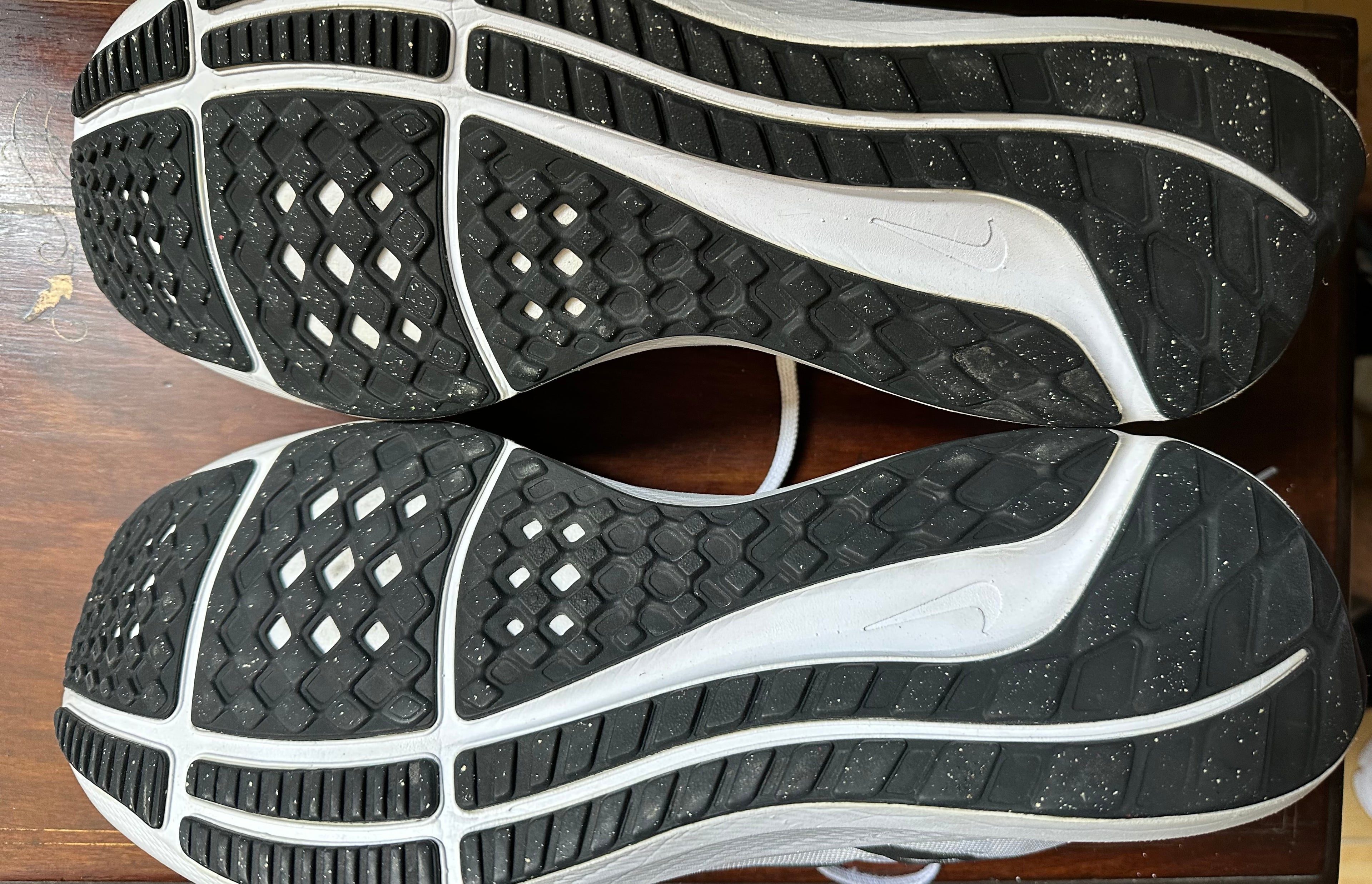 ORIGINAL Nike Zoom Pegasus 39 TB White Black Uk size: 15
Eu: 50