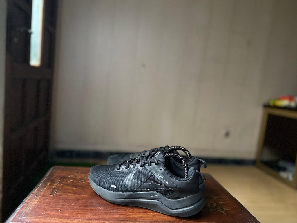 ORIGINAL Nike DownShifter 12 Extra Wife 4E Black Uk size: 7
Eu: 41