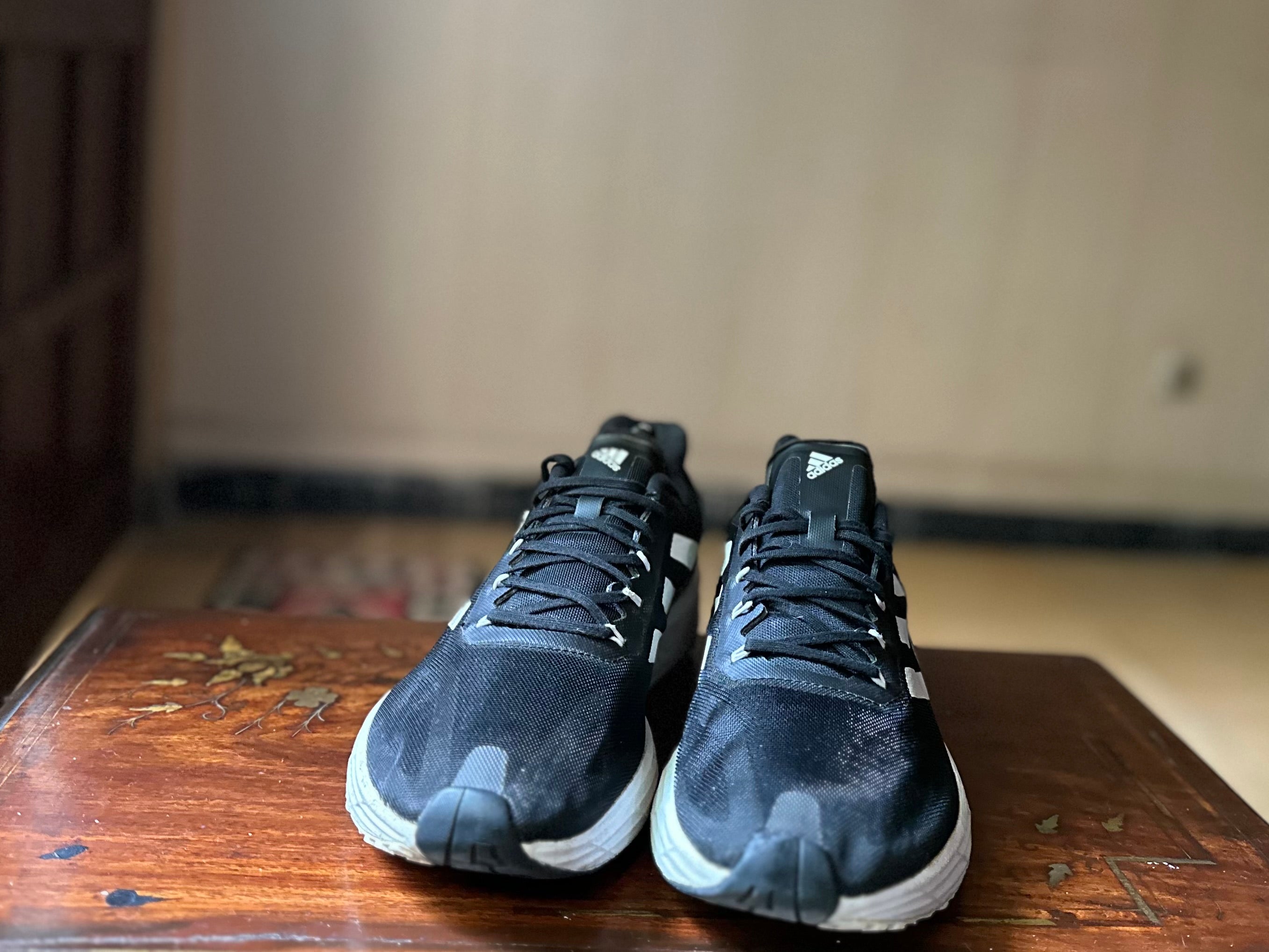 ORIGINAL Adidas SL20 Core Black White Stripes Uk size: 9
Eu: 43.1/3